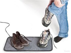 wet shoes as a cause of the development of fungus on toenails